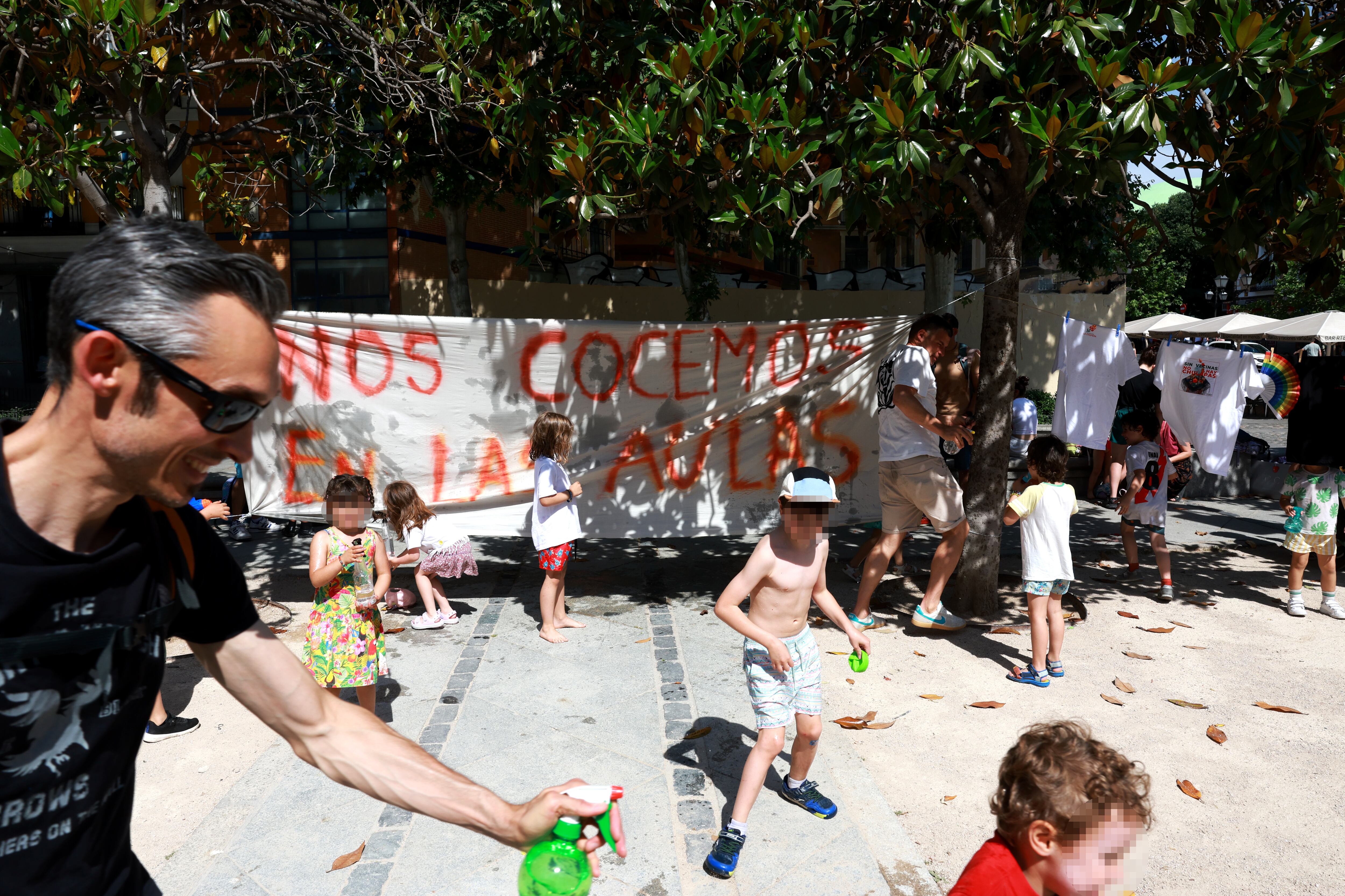 Neighborhood protest in La Latina (Madrid) over the air conditioning of schools.