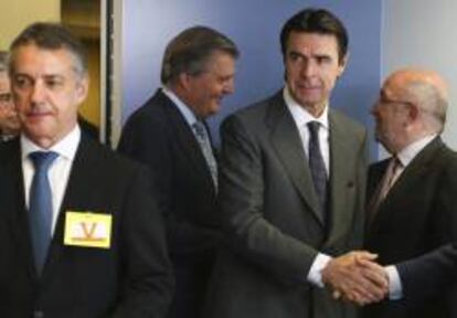 El vicepresidente de la Comisi&oacute;n Europea (CE) y responsable de Competencia, Joaqu&iacute;n Almunia (dcha), saluda al secretario de Estado para la UE, I&ntilde;igo M&eacute;ndez de Vigo (2&ordm; izq), en presencia del ministro de Industria de Espa&ntilde;a, Jos&eacute; Manuel Soria (2&ordm; dcha), y del lehendakari I&ntilde;igo Urkullu (izq), al inicio de la reuni&oacute;n mantenida en la sede de la Comisi&oacute;n Europea en Bruselas (B&eacute;lgica) el jueves 11 de julio de 2013. 