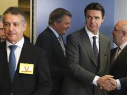 El vicepresidente de la Comisi&oacute;n Europea (CE) y responsable de Competencia, Joaqu&iacute;n Almunia (dcha), saluda al secretario de Estado para la UE, I&ntilde;igo M&eacute;ndez de Vigo (2&ordm; izq), en presencia del ministro de Industria de Espa&ntilde;a, Jos&eacute; Manuel Soria (2&ordm; dcha), y del lehendakari I&ntilde;igo Urkullu (izq), al inicio de la reuni&oacute;n mantenida en la sede de la Comisi&oacute;n Europea en Bruselas (B&eacute;lgica) el jueves 11 de julio de 2013. 