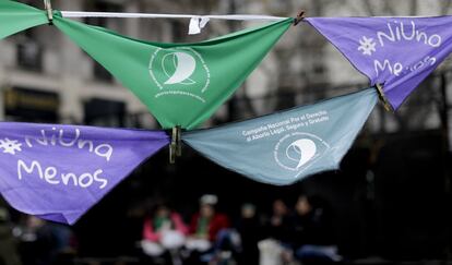 Pañuelos colgados contra la violencia de género y a favor de la legalización del aborto frente al Senado en Buenos Aires (Argentina).