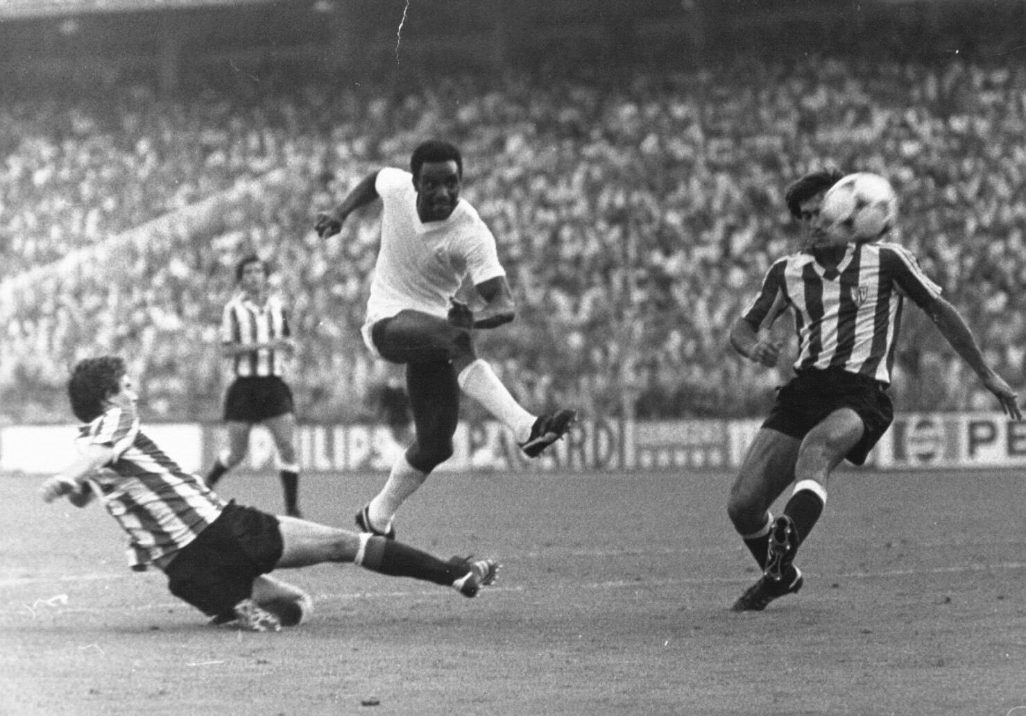 Laurie Cunningham, en un partido del Real Madrid contra el Athletic Club en 1980.