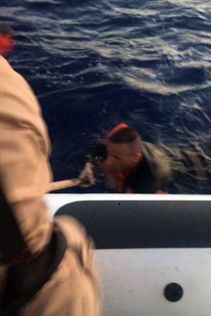 Rescate de un migrante frente a las costas turcas este domingo.