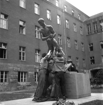 El Memorial de las víctimas del 20 de julio de 1944, obra de Richard Scheibe, se instaló en Berlín en 1953.