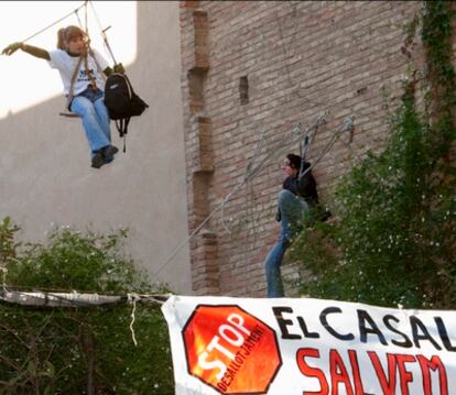 Dos mujeres se han colgado de cuerdas junto al edificio desalojado esta mañana en la calle Entença de Barcelona, en la Colònia Castells