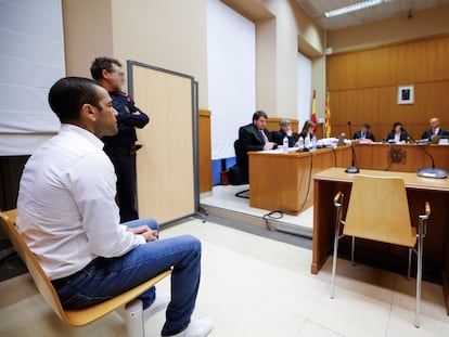 El exjugador de fútbol Dani Alves, sentado en el banquillo de los acusados momentos después de que arrancara el juicio contra él, el pasado 5 de febrero en la Audiencia de Barcelona.