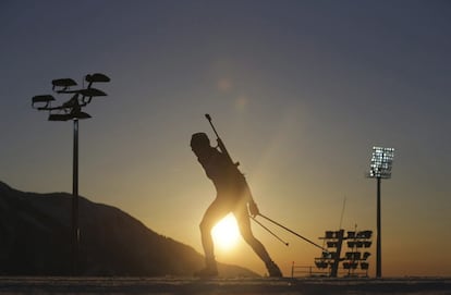 Un competidor durante una sesión de entrenamientos de biathlon en Krasnaya Polyana, Rusia.