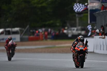 Miguel Oliveira curza la meta por delante de Jack Miller durante el GP de Tailandia este domingo.