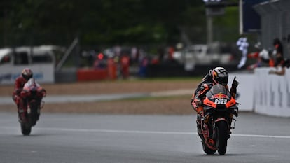 Miguel Oliveira curza la meta por delante de Jack Miller durante el GP de Tailandia este domingo.