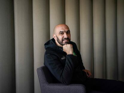 El seleccionador de fútbol de Marruecos, Walid Regragui, posa en el Hotel Eurostars en Madrid este domingo.