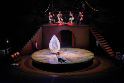 El especatculo ' Le petir .Cirque' inaugura el festival Grec 2025 de Barcelona.