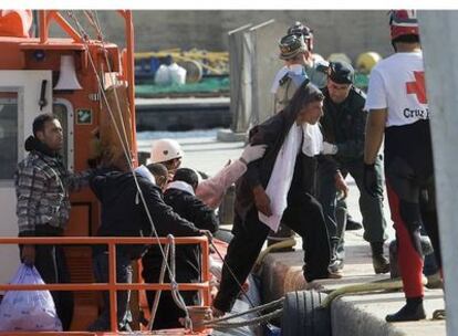 Los inmigrantes rescatados a su llegada al puerto de Alicante tras tres días a la deriva en una patera.