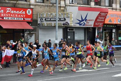 Corredores de élite recorren las calles de Brooklyn durante el Maratón.