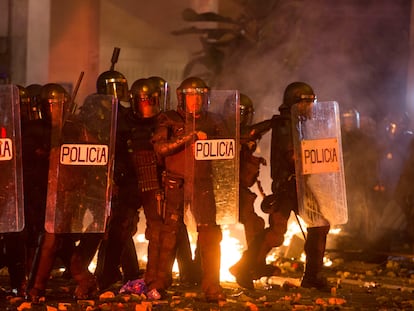 Agentes de la Policía Nacional, desplegados en Via Laietana, en Barcelona, durante los disturbios del 18 de octubre de 2019.