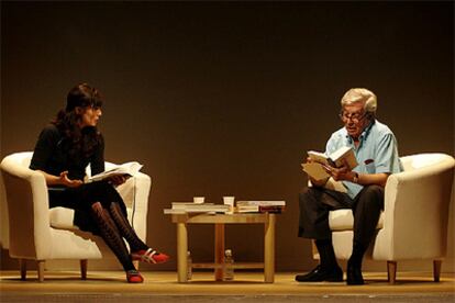 Vargas Llosa y Aitana Sánchez-Gijón, en &#39;La verdad de las mentiras&#39;, libro de ensayos del autor peruano adaptado al teatro.