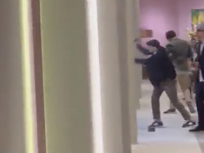 Captura de una imagen de vídeo en la que se ve a uno de los atracadores golpeando la vitrina en la que estaban las joyas robadas.