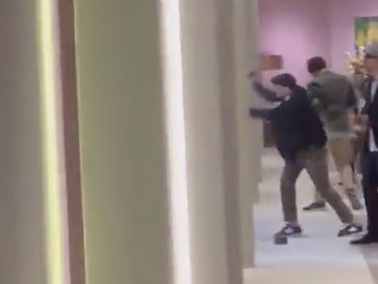 Captura de una imagen de vídeo en la que se ve a uno de los atracadores golpeando la vitrina en la que estaban las joyas robadas.