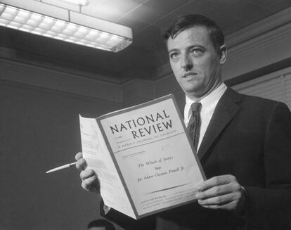 William F. Buckley Jr. sostiene una copia de la revista 'National View' mientras hace una declaración en los escalones del Palacio de Justicia de los Estados Unidos.