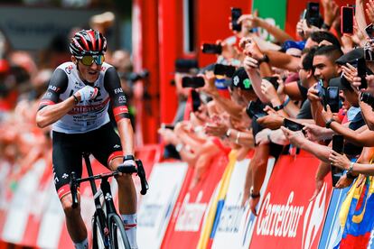 Marc Soler entra a meta como vencedor de la etapa, disputada este miércoles entre Irún y Bilbao, con 187,2 km de recorrido.