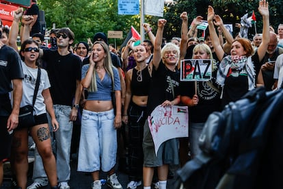 Manifestantes lanzan soflamas contra Israel tras irrumpir en el paseo del Prado, a la altura del plaza de la Lealtad. 