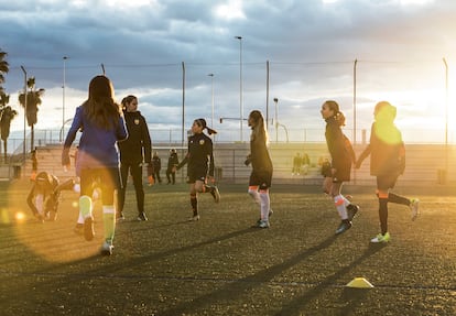 Las jugadoras del equipo Alevn A femenino del Valencia, en un entrenamiento en enero de 2018.