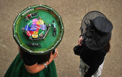 Ascot es el mejor escaparate para las pamelas más elegantes, pero también para las, cuanto menos, originales, como esta que reproduce una carrera de cabellos.