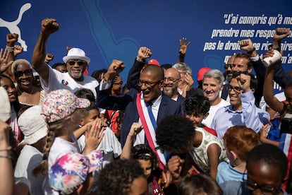 El alcalde de Saint-Owen, Karim Bouamrane, junrto a Tommie Smith, atleta estadounidense olímpico conocido por alzar el brazo en el año 1968.