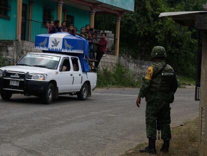Un elemento del Ejército mexicano custodia una de las carreteras al sur de Chiapas.