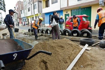 Los obreros de la Municipalidad de Rímac preparan el terreno de la intervención. Más tarde, vecinos y voluntarios pintarán y colocarán el resto de piezas.