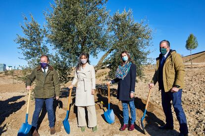 El delegado del Área de Desarrollo Urbano, Mariano Fuentes; la vicealcaldesa de Madrid, Begoña Villacís; la portavoz de Más Madrid en el Ayuntamiento, Rita Maestre, y el portavoz municipal de Vox, Javier Ortega Smith, en el acto de plantación del árbol homenaje a las víctimas de la covid-19.