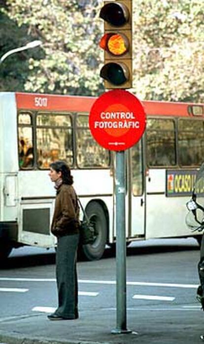 Semáforo con la advertencia del control fotográfico.