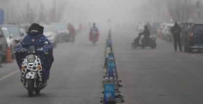 La bruma por la contaminaci&oacute;n en Pek&iacute;n, el pasado martes.