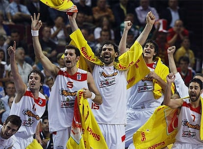 Al fin, tras titubeos al principio del campeonato, un partido pletórico frente a Serbia culmina la gesta de España. Tras ganar un Mundial y conseguir la medalla de plata en los Juegos Olímpicos de Pekín, la generación de los Gasol, Navarro, Rudy y compañía consigue el título que se les resistía: el Eurobasket.