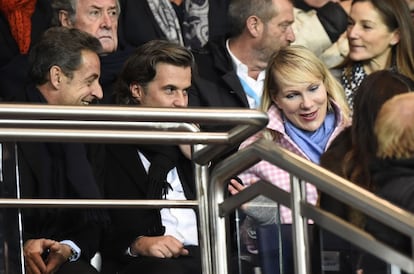 Vincent Labrune, en el centro, junto a Nicolas Sarkozy en un PSG-Marsella.