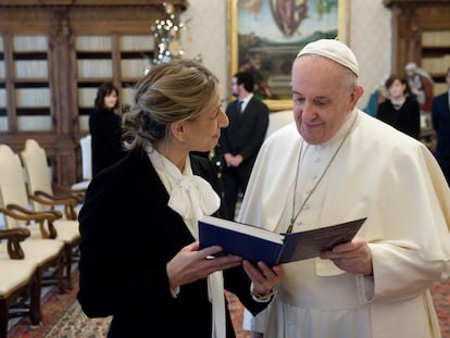 Yolanda Díaz y el Papa Francisco ayer durante un encuentro en la Biblioteca Apostólica del Vaticano.