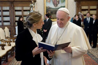 La vicepresidenta segunda del Gobierno y Ministra de Trabajo y Economía Social, Yolanda Díaz y el papa Francisco, durante un encuentro en la Biblioteca Apostólica del Vaticano, el pasado 11 de diciembre, en Roma (Italia).