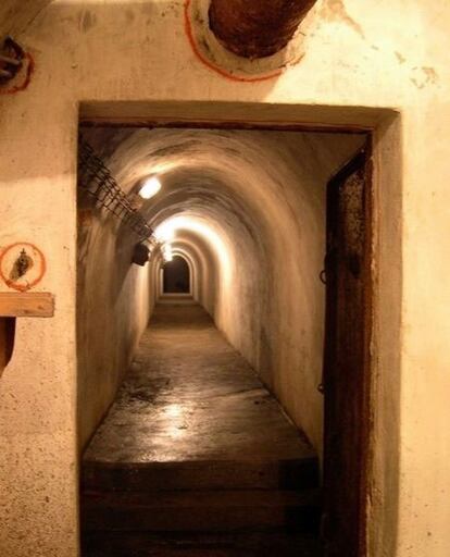 Uno de los túneles de seguridad del Hospital in the rock, en Budapest.