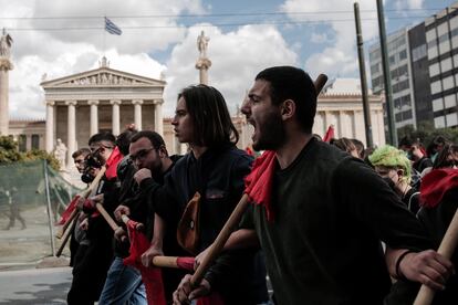 Manifestantes durante las protestas, este domingo en Atenas.  
