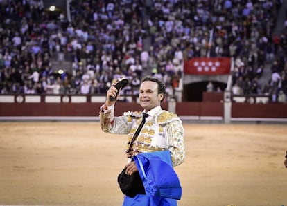 Antonio Ferrera pasea la oreja que cortó al cuarto toro de la tarde.