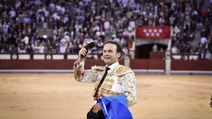 Antonio Ferrera pasea la oreja que cortó al cuarto toro de la tarde.