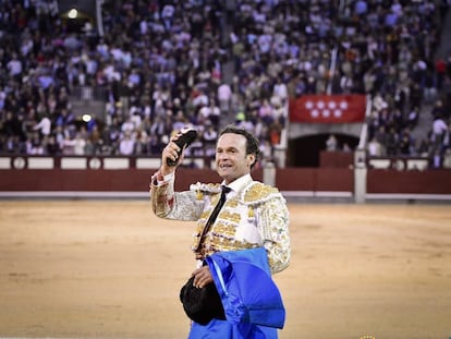 Antonio Ferrera pasea la oreja que cortó al cuarto toro de la tarde.