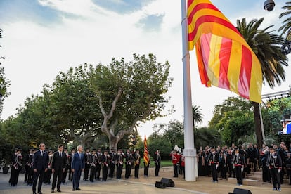 Izada de la 'senyera' en el Parlament con el presidente de la Generalitat, Salvador Illa, el alcalde de Barcelona, Jaume Collboni, y el presidente del Parlament, Josep Rull.