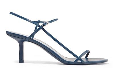The Row firma las sandalias más minimalistas y deseadas del momento. Nos quedamos con su versión en azul (695 euros en Net-a-porter).