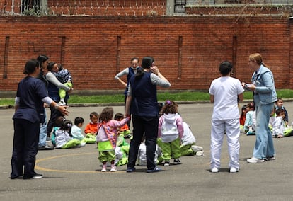 Un grupo de niños y maestras se concentran en una explanada tras el sismo.
