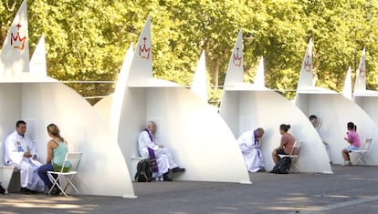 Confesionarios en el parque del Retiro.