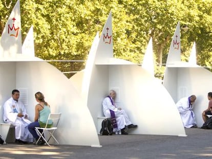 Confesionarios en el parque del Retiro.