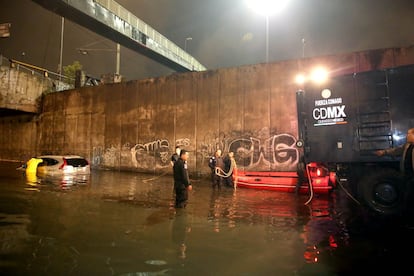 La intensa lluvia dejó cubiertos varios autos y camiones, de donde fueron rescatadas 70 personas aproximadamente, en la parte baja de Canal de Rio Churubusco y Eje 1 Norte Hangares en la colonia Pantitlán.
