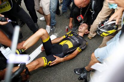 Lilian Calmejane, tirado en el suelo con calambres tras ganar la etapa. 