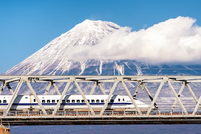 Un Shinkansen, o tren bala, con el monte Fuji al fondo (Japón).