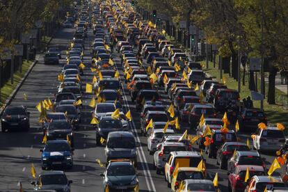 Miles de coches desfilaron por Madrid el domingo, al igual que en 30 ciudades españolas para protestar contra la llamada Ley Celaá que propone reformar la Lomce de Wert.