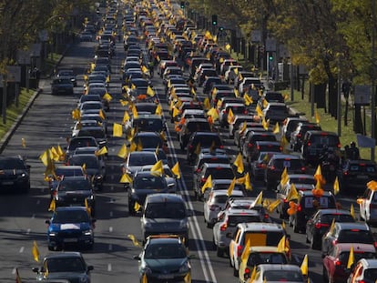 Miles de coches desfilaron por Madrid el domingo, al igual que en 30 ciudades españolas para protestar contra la llamada Ley Celaá que propone reformar la Lomce de Wert.